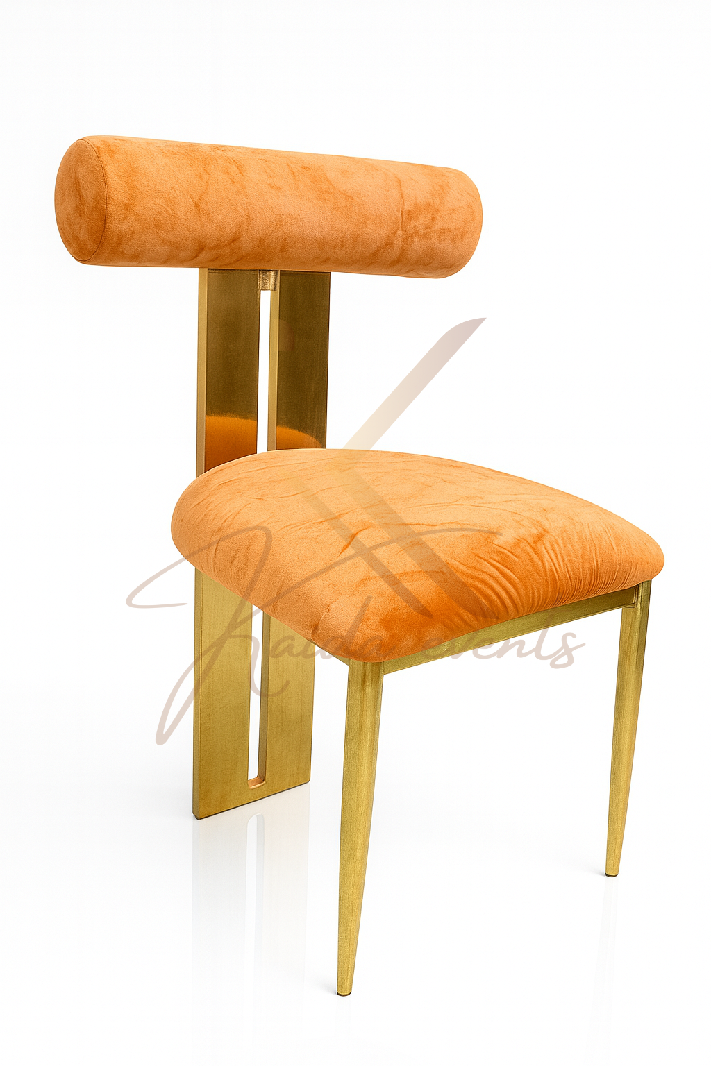 Chaise design en velours orange et pieds dorés