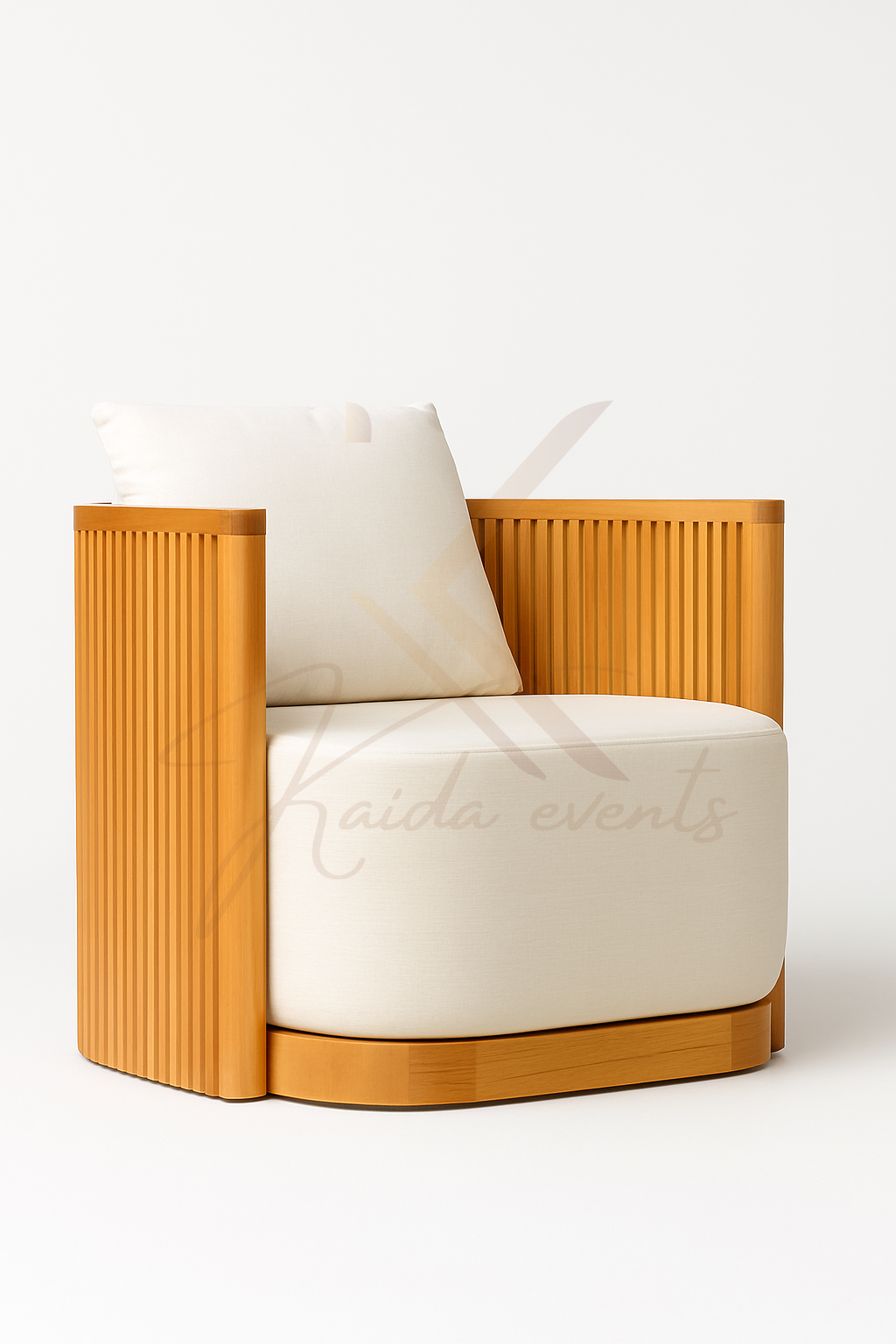 Fauteuil cannelé en bois et coussin crème